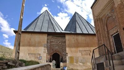 Kemah Sultan Melik türbesindeki çalışmaları yerinde inceleyen ve Belediye Başkanı