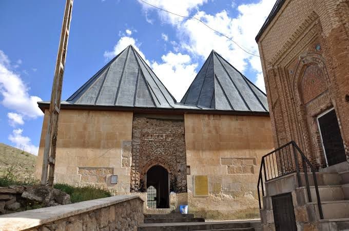 Kemah Sultan Melik türbesindeki çalışmaları yerinde inceleyen ve Belediye Başkanı