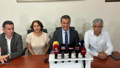 Cumhuriyet Halk Partisi Erzincan İl Teşkilatında basın toplantısı düzenleyen milletvekili