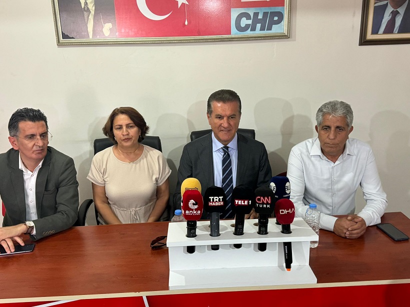 Cumhuriyet Halk Partisi Erzincan İl Teşkilatında basın toplantısı düzenleyen milletvekili