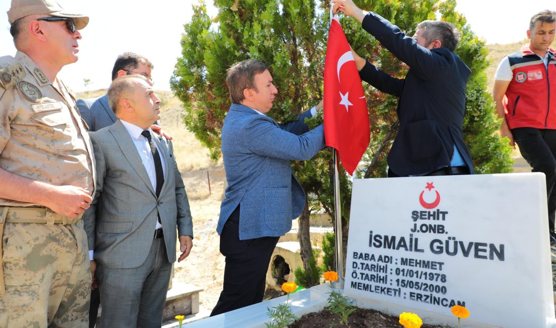 Şehit Jandarma Onbaşı İsmail Güven’in Mollaköy’de bulunan mezarına bayrak asma