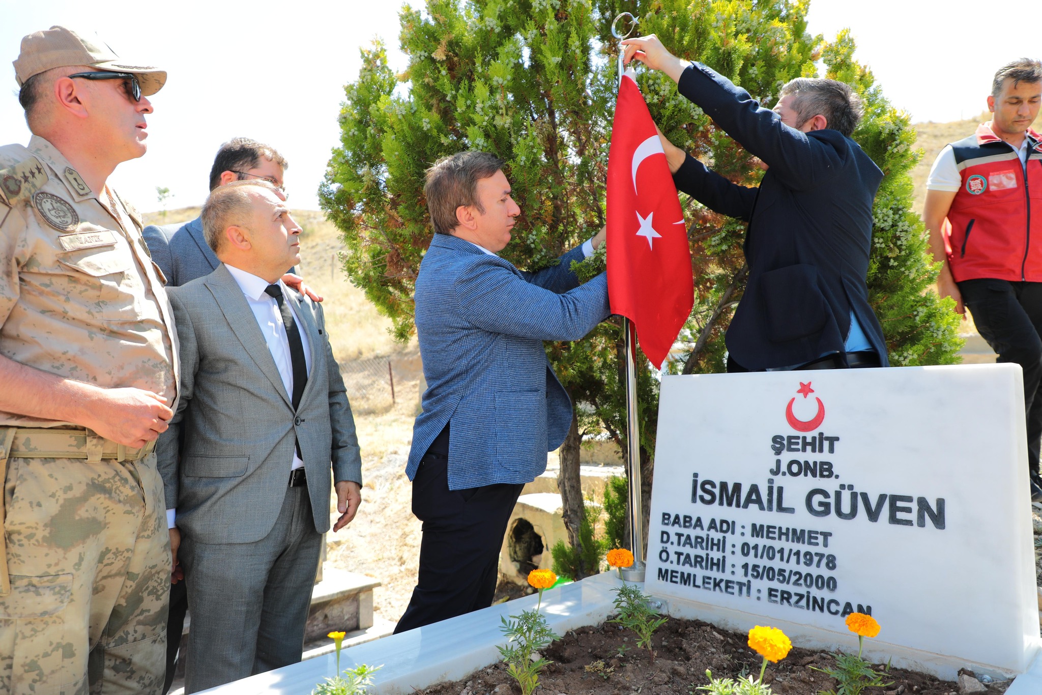 Şehit Jandarma Onbaşı İsmail Güven’in Mollaköy’de bulunan mezarına bayrak asma