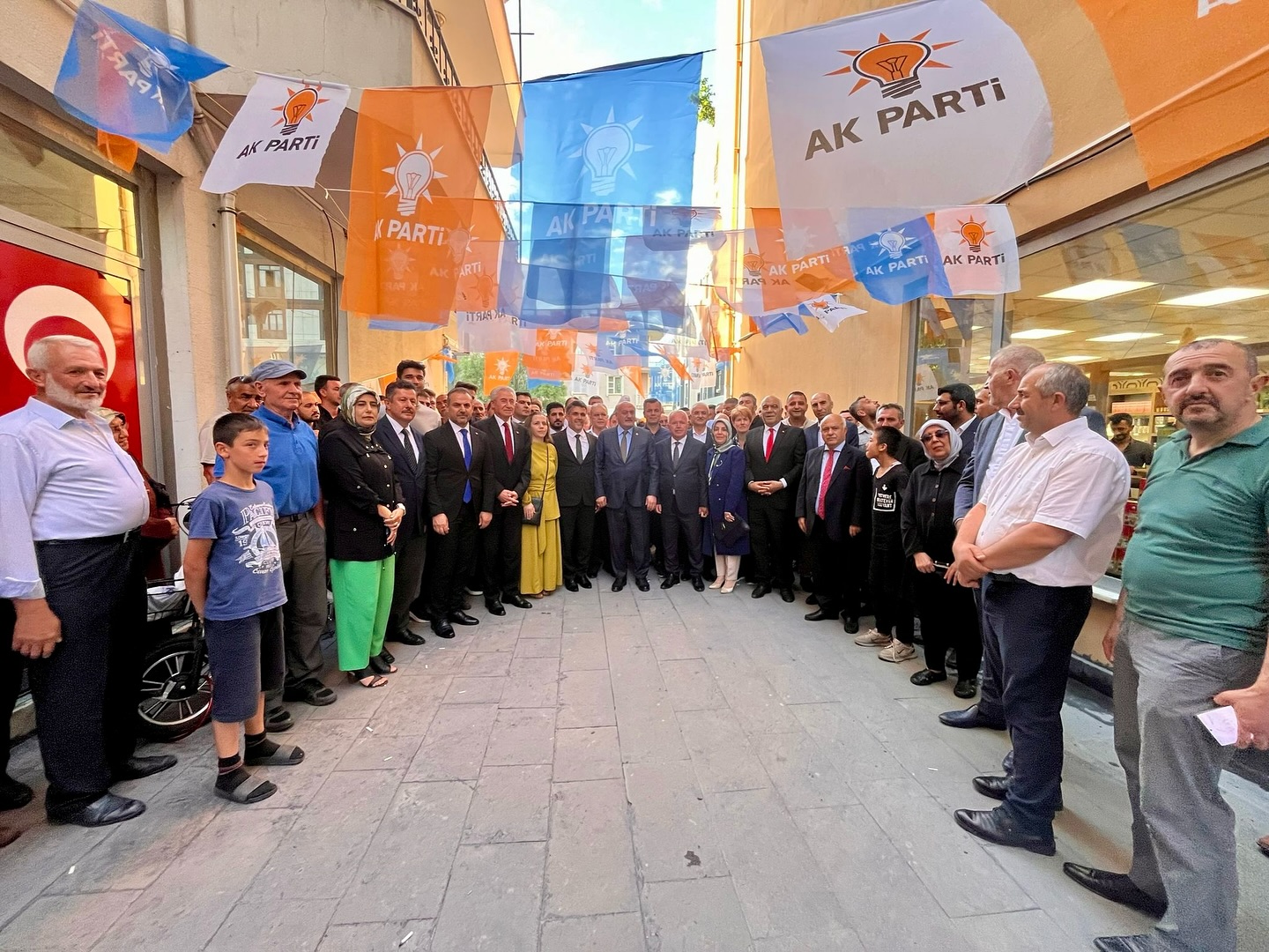 Cumhurbaşkanı Recep Tayyip Erdoğan tarafından ataması yapılan yeni AK Parti