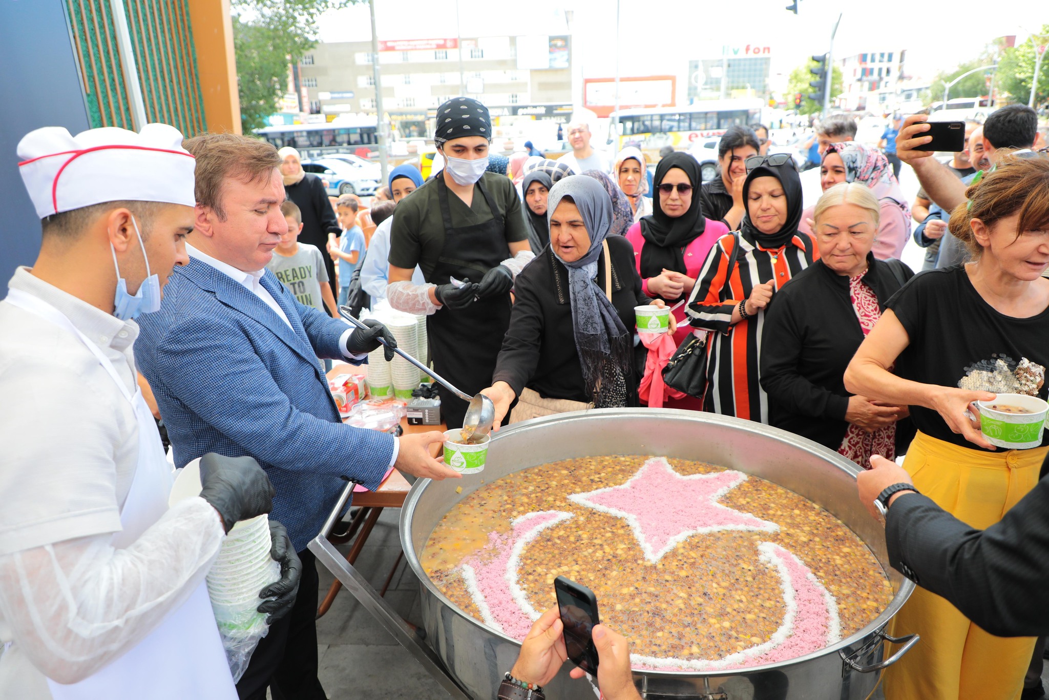 Erzincan’da Cuma Namazı çıkışında Erzincan Valiliği İl Özel İdaresince bin