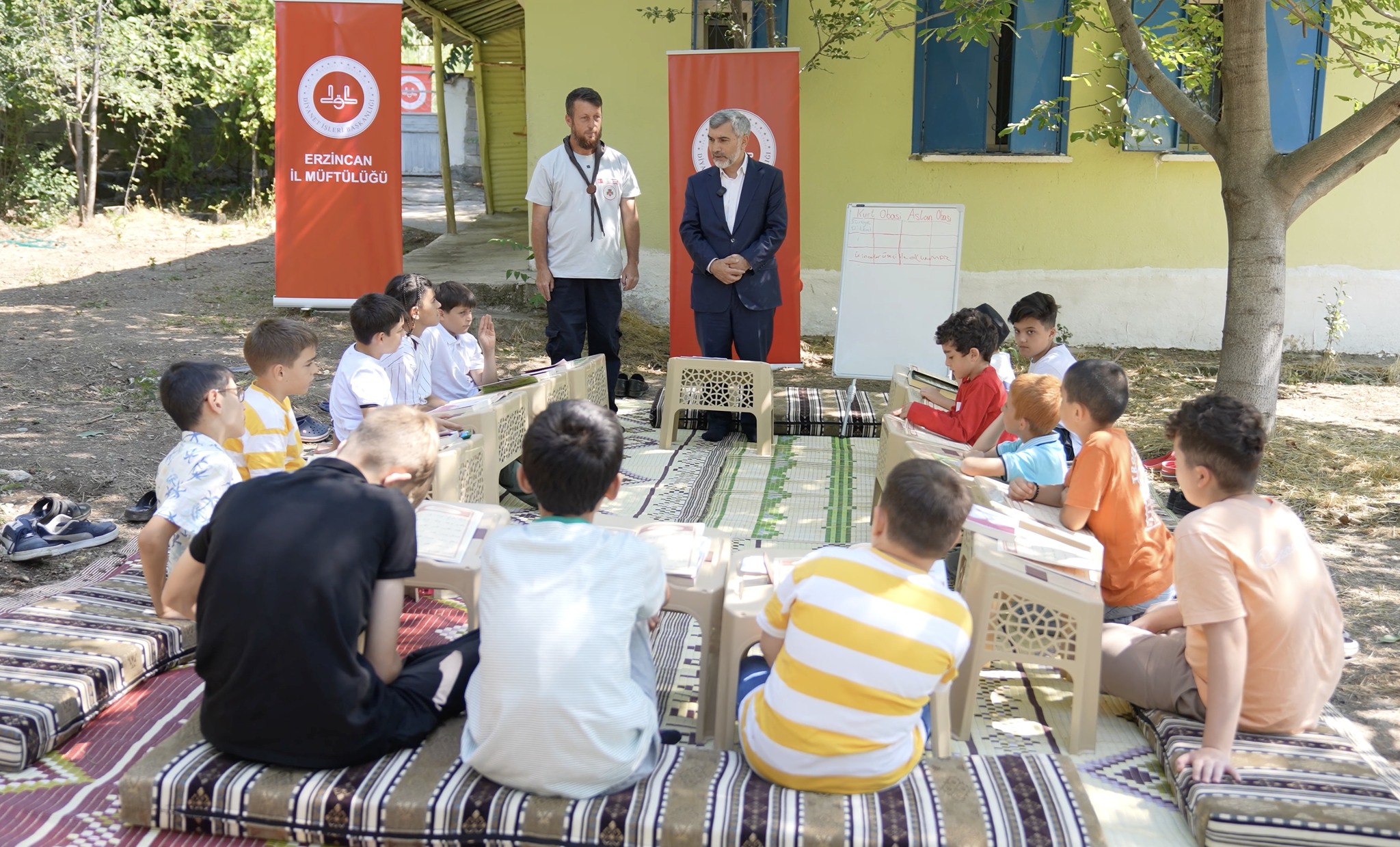 Erzincan'da İl Müftülüğü bünyesinde açılan Diyanet İzci Evi'nde öğrenciler hem