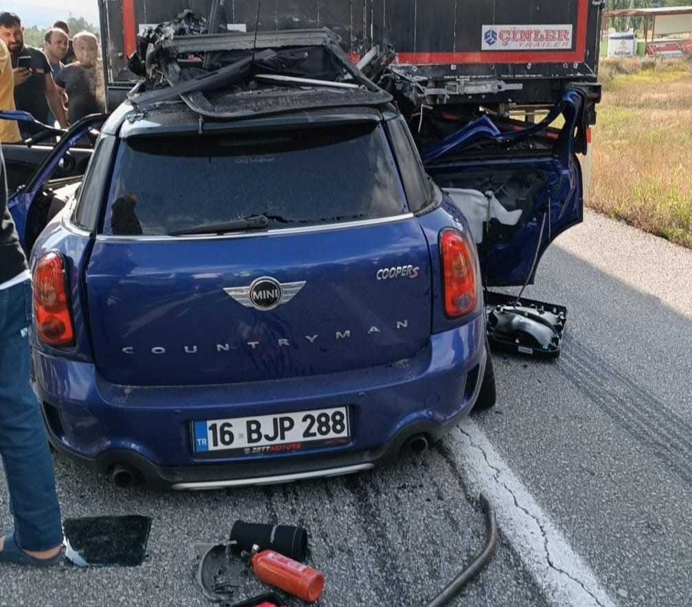 Erzincan’ın Refahiye ilçesinde otomobil ile çekicinin çarpışması sonucu meydana gelen
