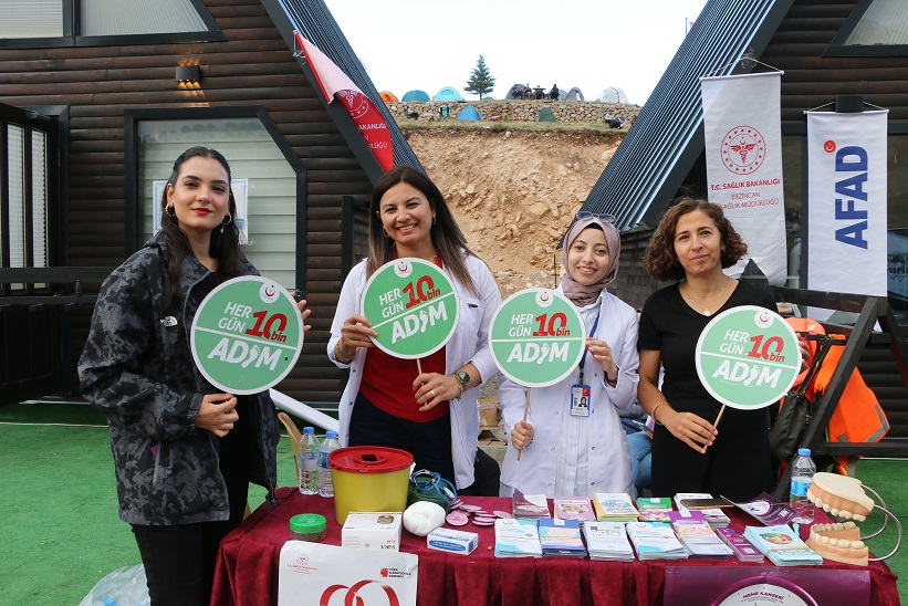 Kanser hastalıklarına karşı bilgilendirme faaliyetlerini sürdüren Sağlık ekipleri Erzincan Ergan