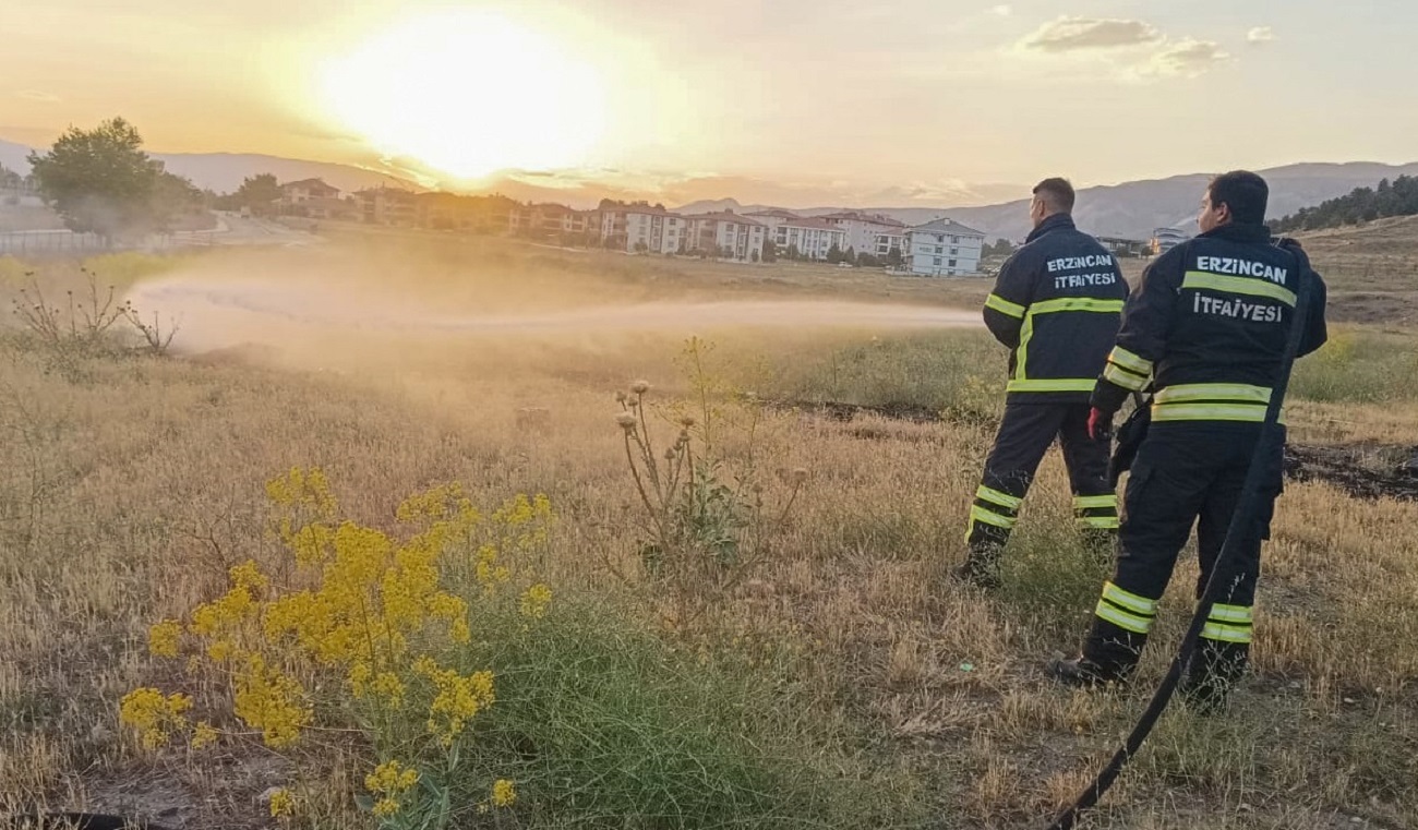 Erzincan Belediyesi İtfaiye ekipleri gece gündüz demeden görev yapıyor. Yangın,