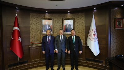 Gençlik ve Spor Bakanı Osman Aşkın Bak'ı ziyaret eden AK