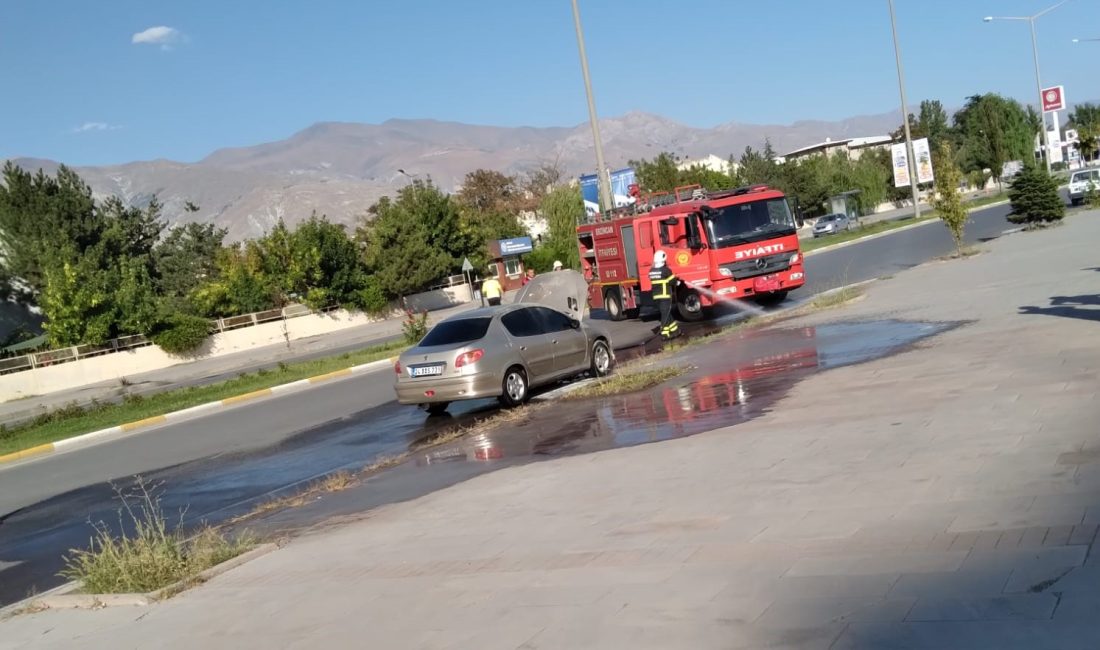 Aşırı sıcakların etkili olduğu Erzincan’da seyir halindeki otomobil alev aldı.