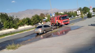 Aşırı sıcakların etkili olduğu Erzincan’da seyir halindeki otomobil alev aldı.