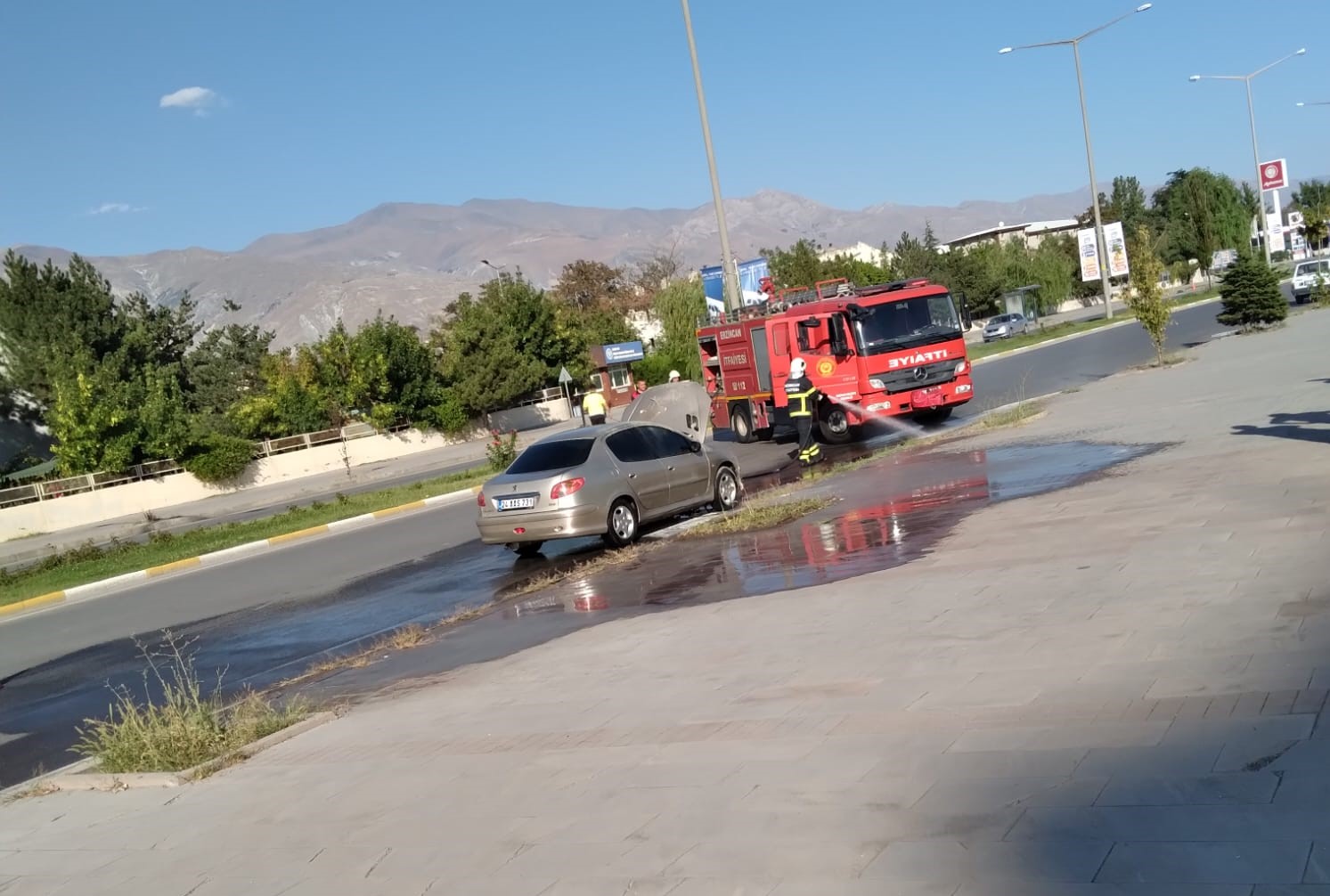 Aşırı sıcakların etkili olduğu Erzincan’da seyir halindeki otomobil alev aldı.