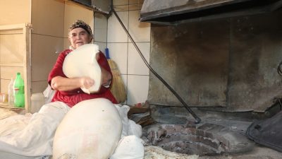 Erzincan Merkezde bir fırında tandır ekmeği pişiren 70 yaşındaki Can