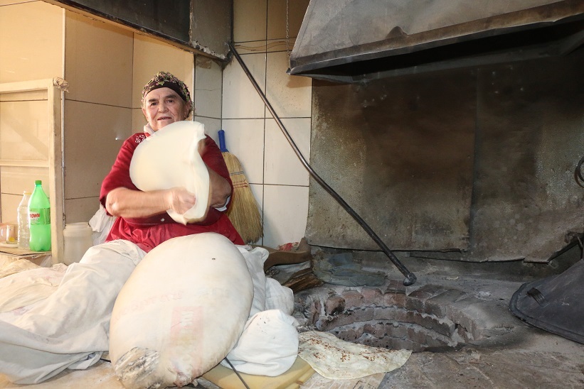 Erzincan Merkezde bir fırında tandır ekmeği pişiren 70 yaşındaki Can