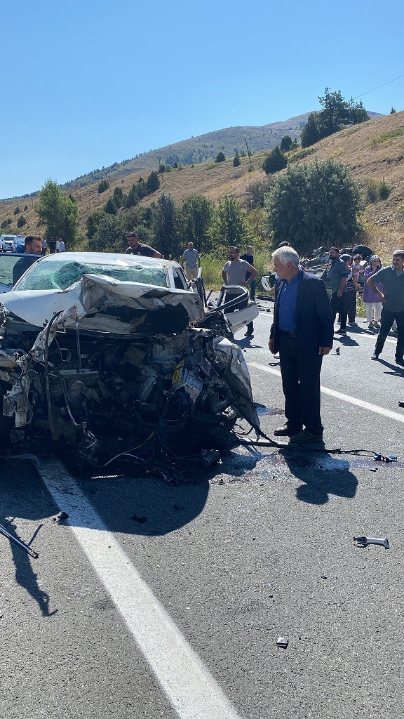 Erzincan – Refahiye kara Ekecik köyü yol ayrımında çift taraflı