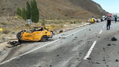 Bugün öğlen saatlerinde Erzincan Sivas Karayolu üzerinde otomobil ile tırın