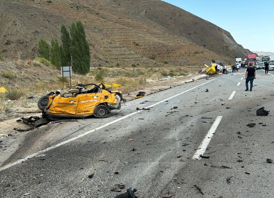 Bugün öğlen saatlerinde Erzincan Sivas Karayolu üzerinde otomobil ile tırın