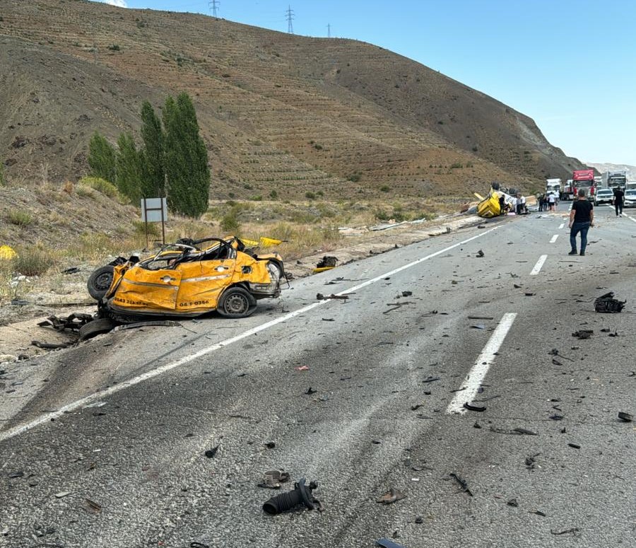 Bugün öğlen saatlerinde Erzincan Sivas Karayolu üzerinde otomobil ile tırın