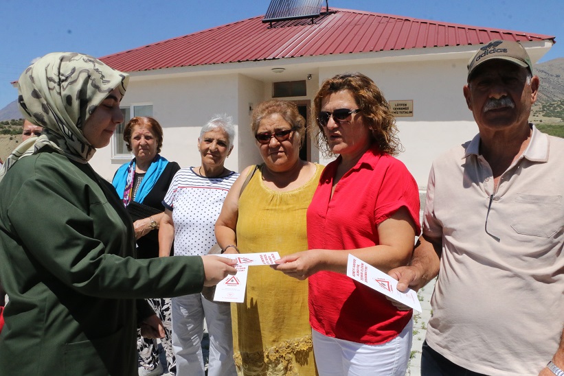 Erzincan İl Sağlık Müdürlüğü ekipleri, köy köy gezerek vatandaşları Kırım