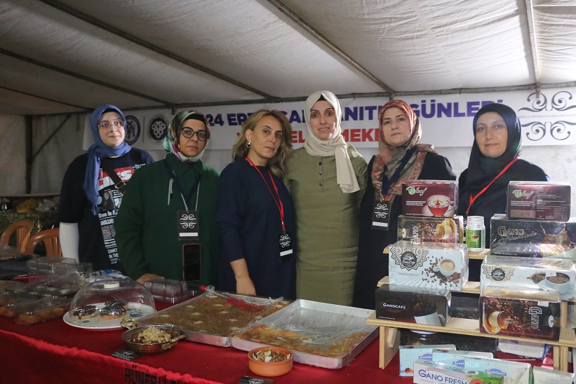 Erzincan saat kulesi arkasında Hünerli eller kadın kooperatifi tarafından açılan