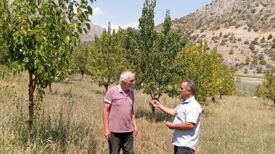 Erzincan’ın Kemaliye ilçesinde yaşayan Öğretmen Mustafa Özer, yaptıklarıyla ayakta alkışlanmayı