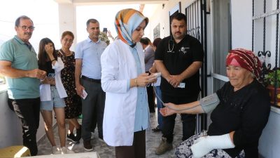 Erzincan’da Sağlık Müdürlüğü ekipleri, köy köy gezilerek vatandaşları hem sağlık