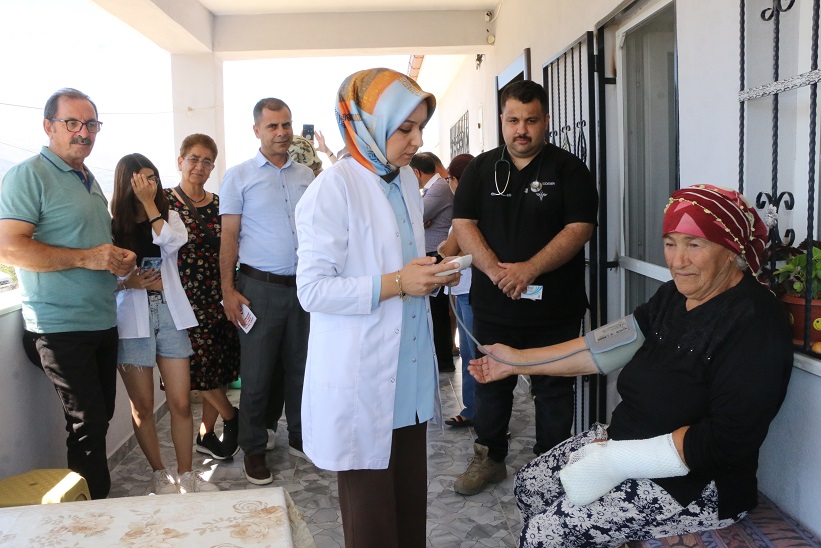 Erzincan’da Sağlık Müdürlüğü ekipleri, köy köy gezilerek vatandaşları hem sağlık