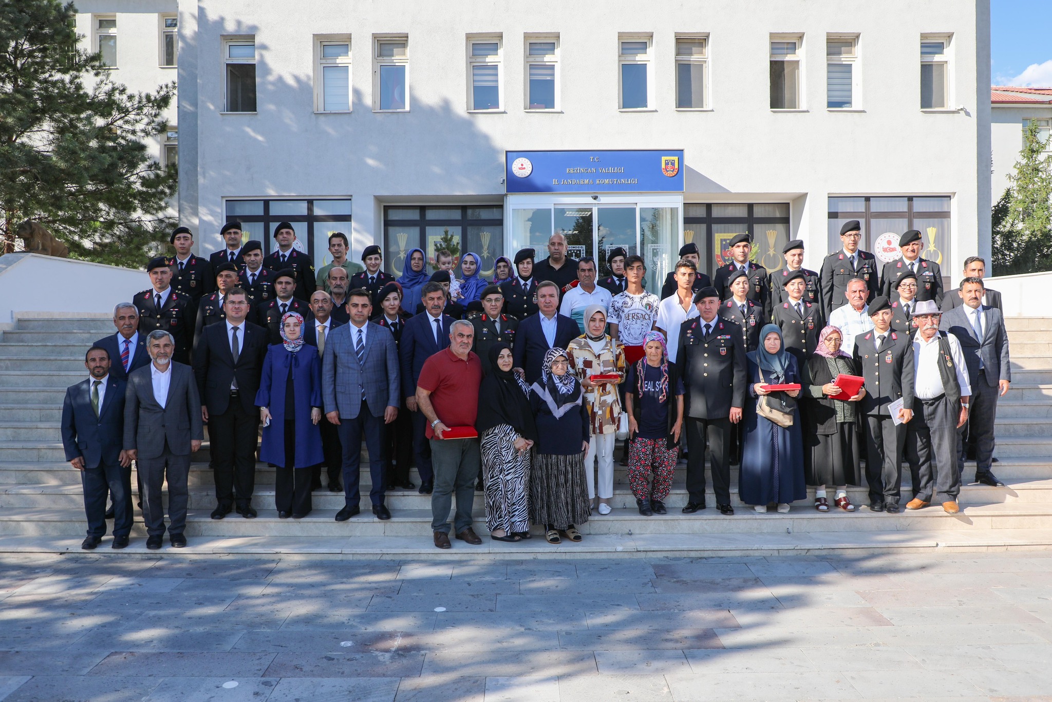 Vatan vazife uğrunda aziz milletin geleceği bayraklaşan, vatan için şahadete