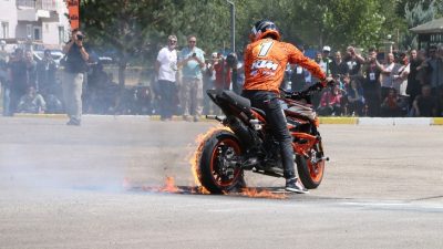 Erzincan’da ünlü akrobasi şovmeni Bilal Birkan Polat'ın motosiklet şovu vatandaşlara