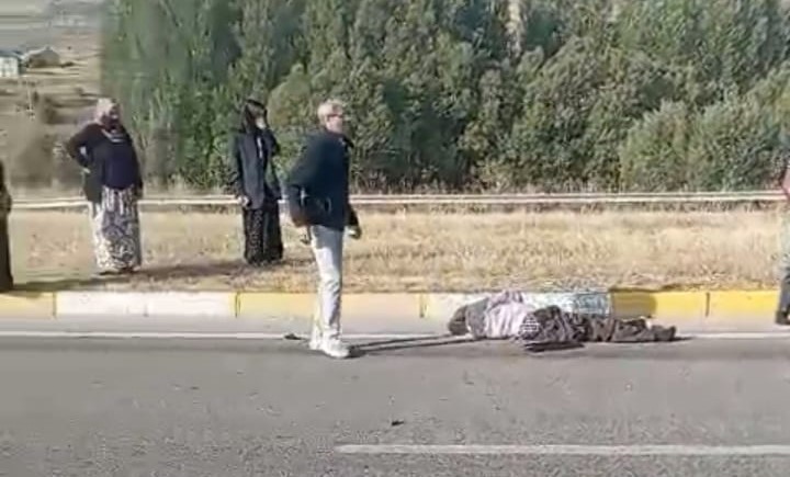 Erzincan-Erzurum kara yolunda otomobilin çarptığı bisiklet sürücüsü hayatını kaybetti.