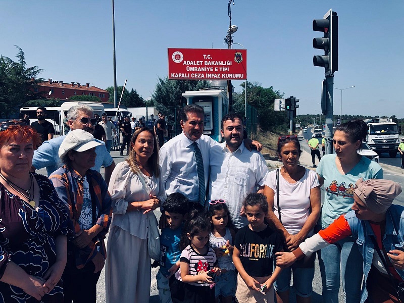 Erzincan Milletvekili Mustafa Sarıgül, Ümraniye Cezaevi önünden toplumsal barış ve