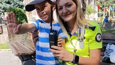 Erzincan’da hayalinin polis olmak olduğunu söyleyen küçük çocuğa Trafik polisi