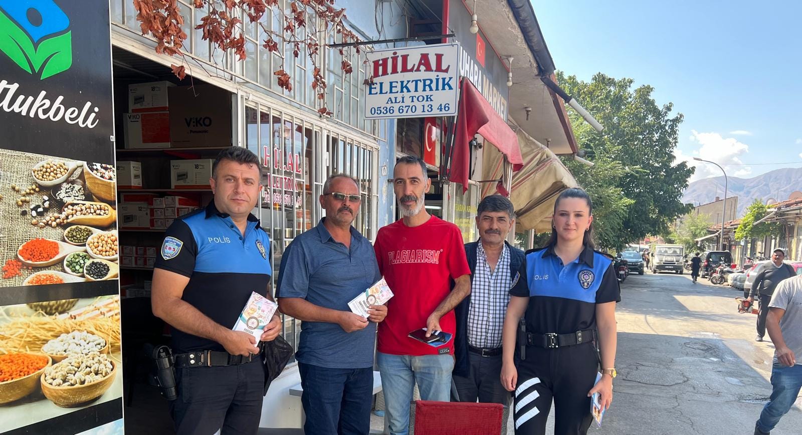 Toplum Destekli Polislik Şube Müdürlüğü semt pazarlarında bulunan esnaf ve