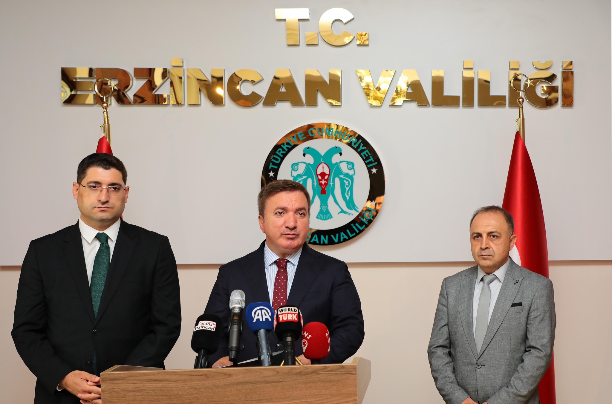 Basın mensuplarıyla bir araya gelerek YKS ücretleri, servis ücretler ve