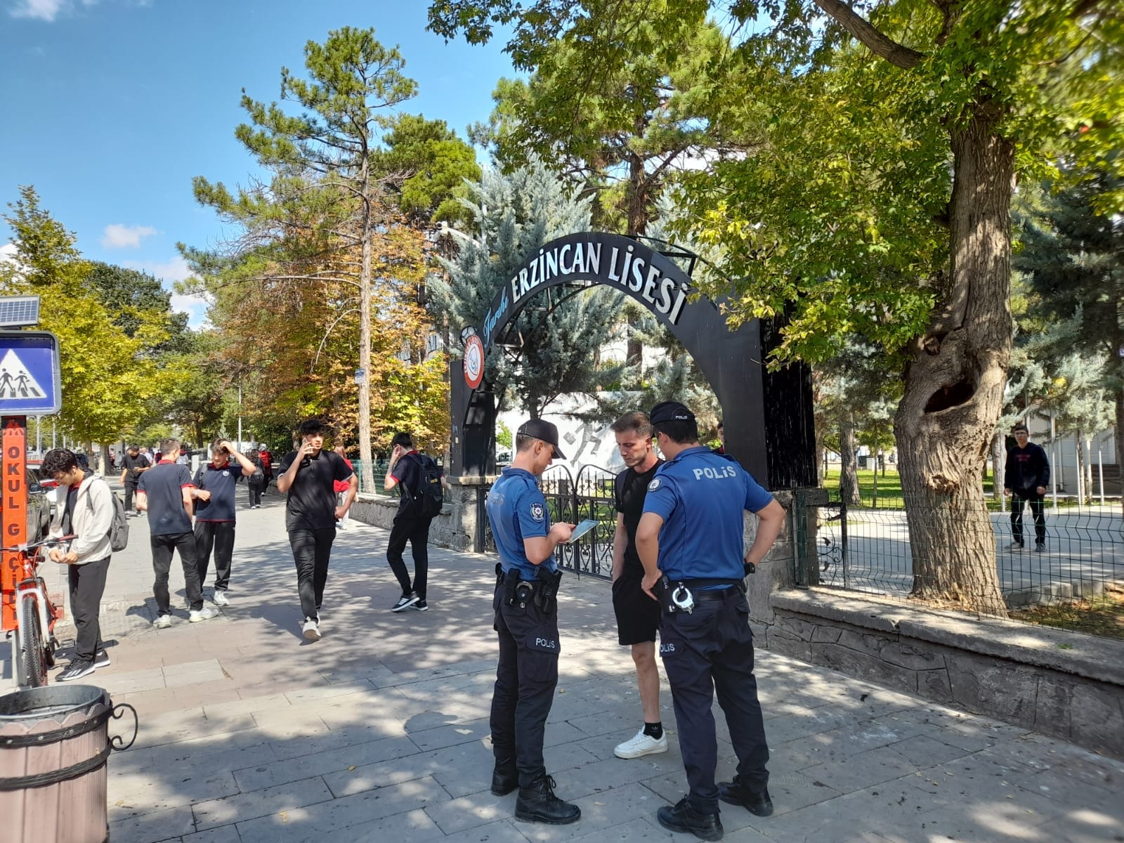 Erzincan İl Emniyet Müdürlüğü ekipleri güvenli okul uygulaması kapsamında okul