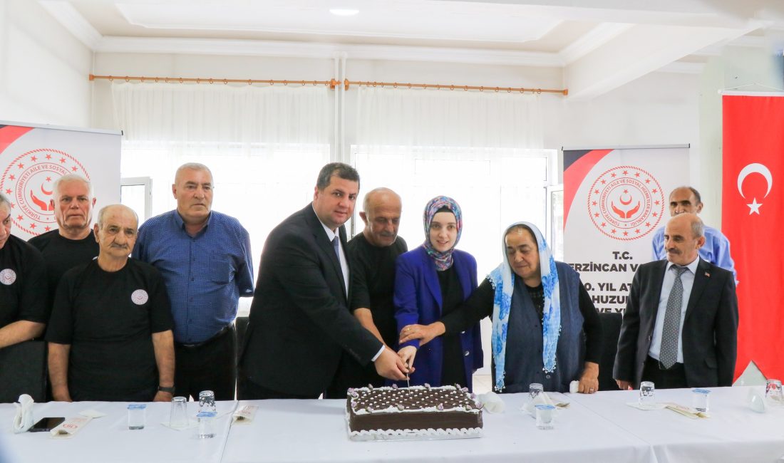 Erzincan Vali Yardımcısı Rumeysa Sena Kurt 100. Yıl Atatürk Huzurevinde