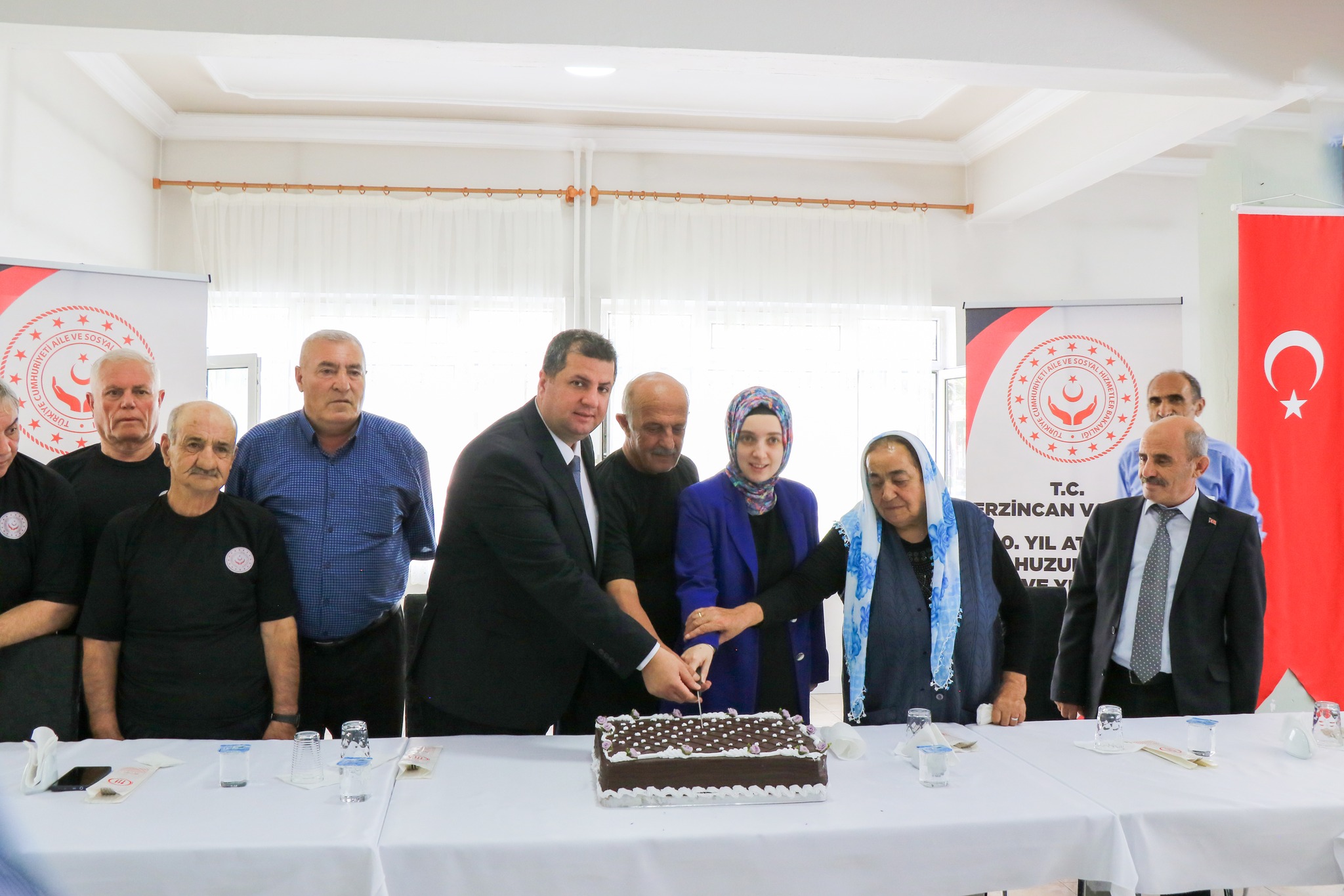 Erzincan Vali Yardımcısı Rumeysa Sena Kurt 100. Yıl Atatürk Huzurevinde