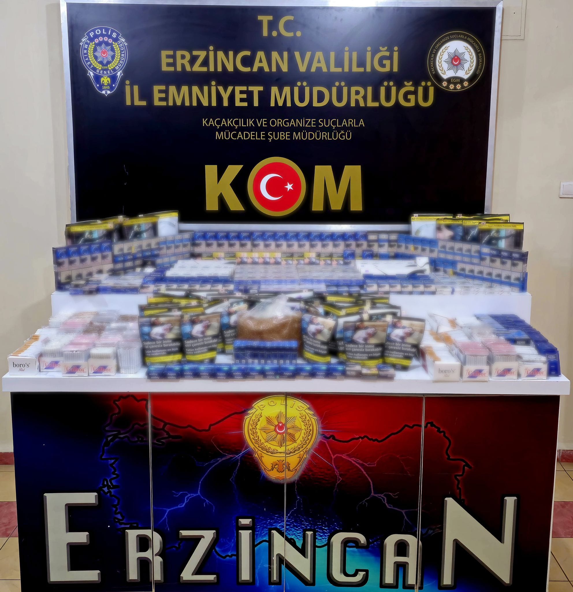 Erzincan’da KOM polisi tarafından yapılan kaçak sigara, tütün ve makaron