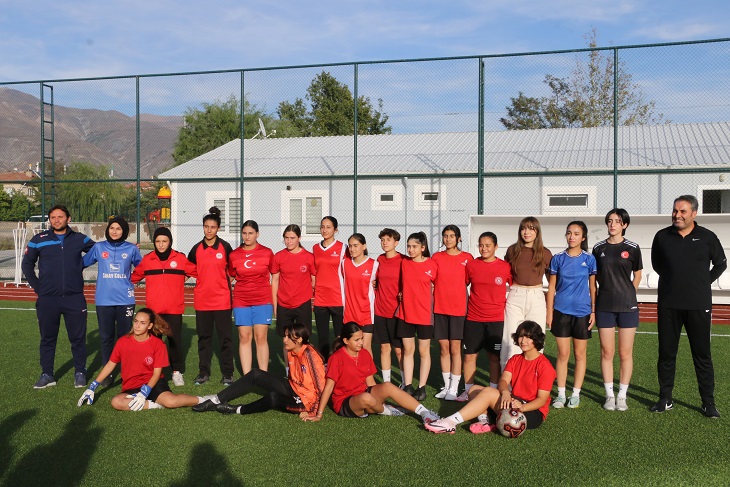 11 yıl önce kurulan Erzincan’ın ilk kadın futbol takımı 3.