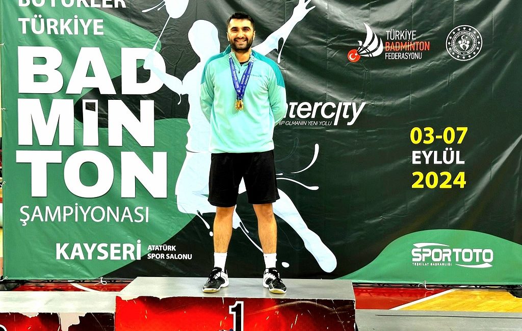 Kayseri’de düzenlenen Büyükler Türkiye Badminton Şampiyonası’nda Erzincanlı milli sporcu Emre
