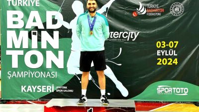 Kayseri’de düzenlenen Büyükler Türkiye Badminton Şampiyonası’nda Erzincanlı milli sporcu Emre