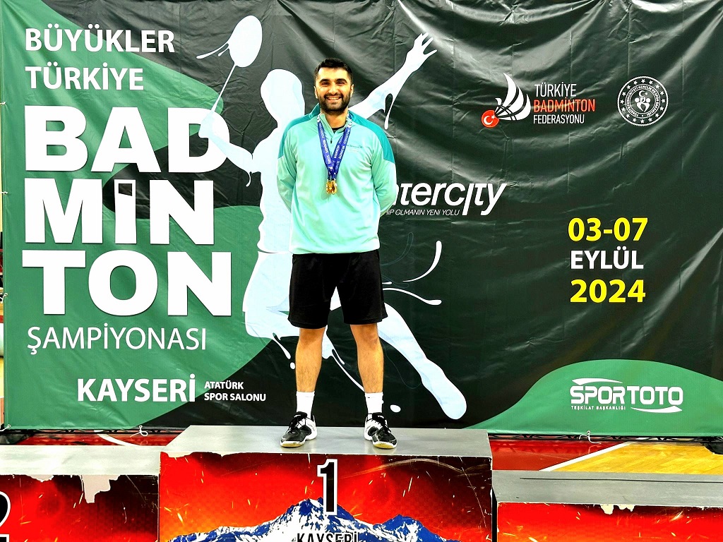 Kayseri’de düzenlenen Büyükler Türkiye Badminton Şampiyonası’nda Erzincanlı milli sporcu Emre