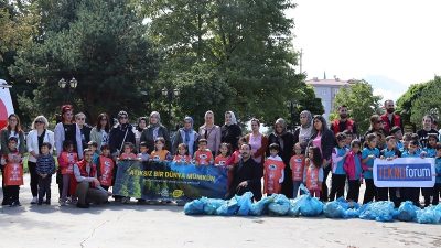 Erzincan Atatürk parkında doğaseverler bir araya gelerek “Let’s Do It