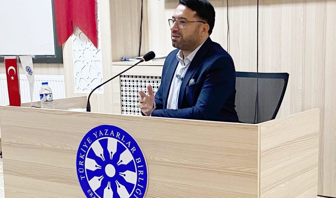 Türkiye Yazarlar Birliği Erzincan Şubesi Kültür evinde yapılan programda konuşan