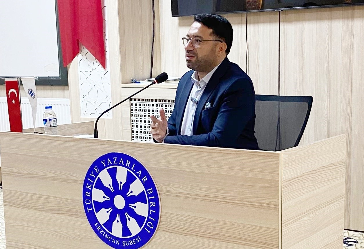 Türkiye Yazarlar Birliği Erzincan Şubesi Kültür evinde yapılan programda konuşan