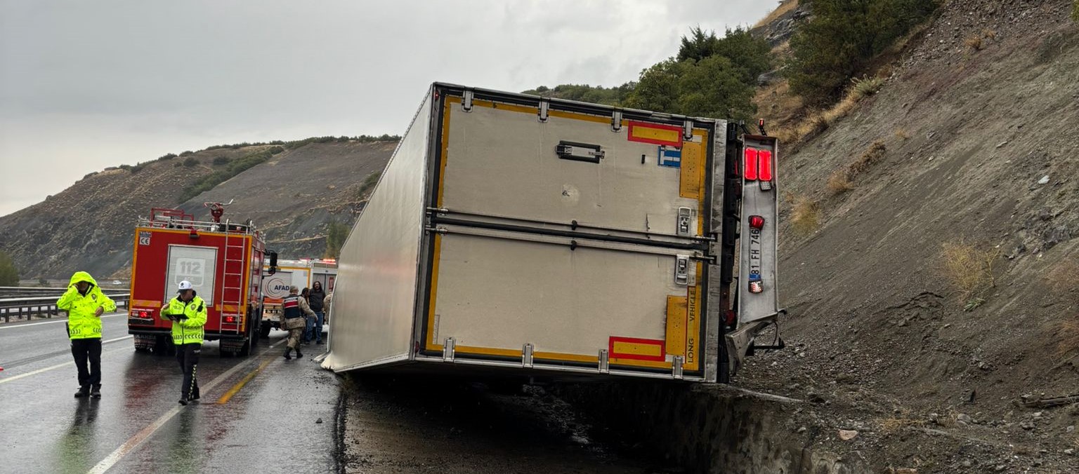 Erzincan-Üzümlü İlçesi Bağlar Köyü Sansa Mevkiinde meydana gelen trafik kazasında