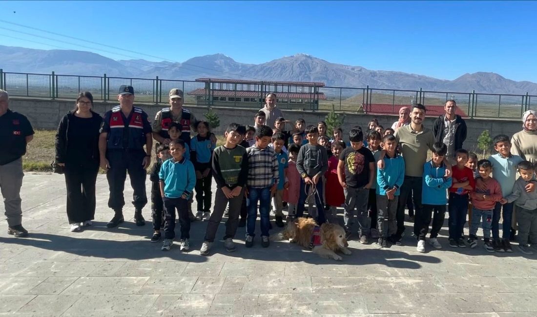 Erzincan’da jandarma ekipleri köy okullarını ziyaret ederek hayvan sevgisini anlattılar.