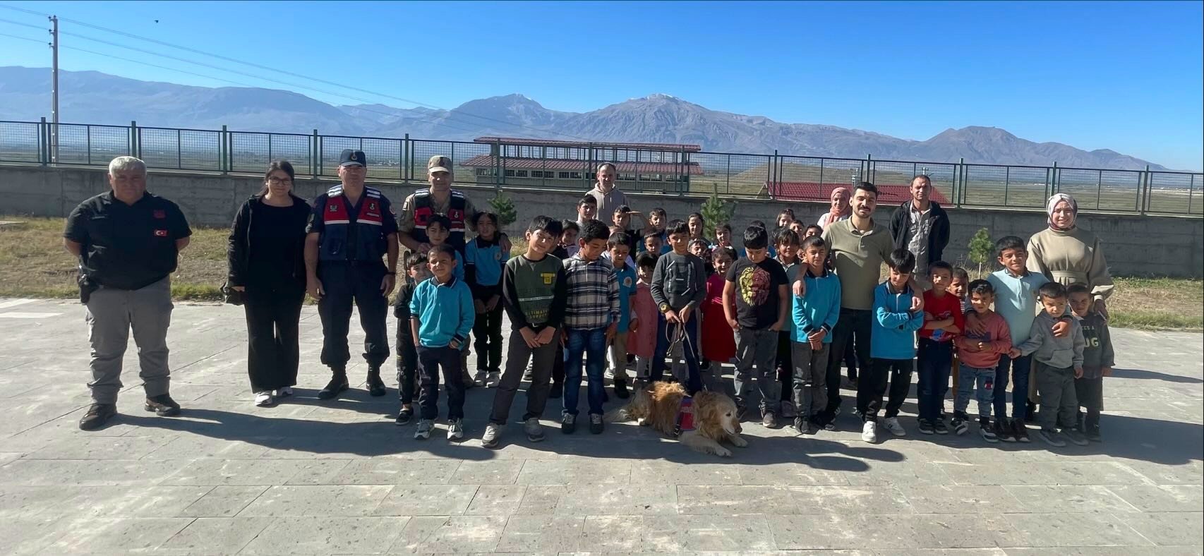 Erzincan’da jandarma ekipleri köy okullarını ziyaret ederek hayvan sevgisini anlattılar.