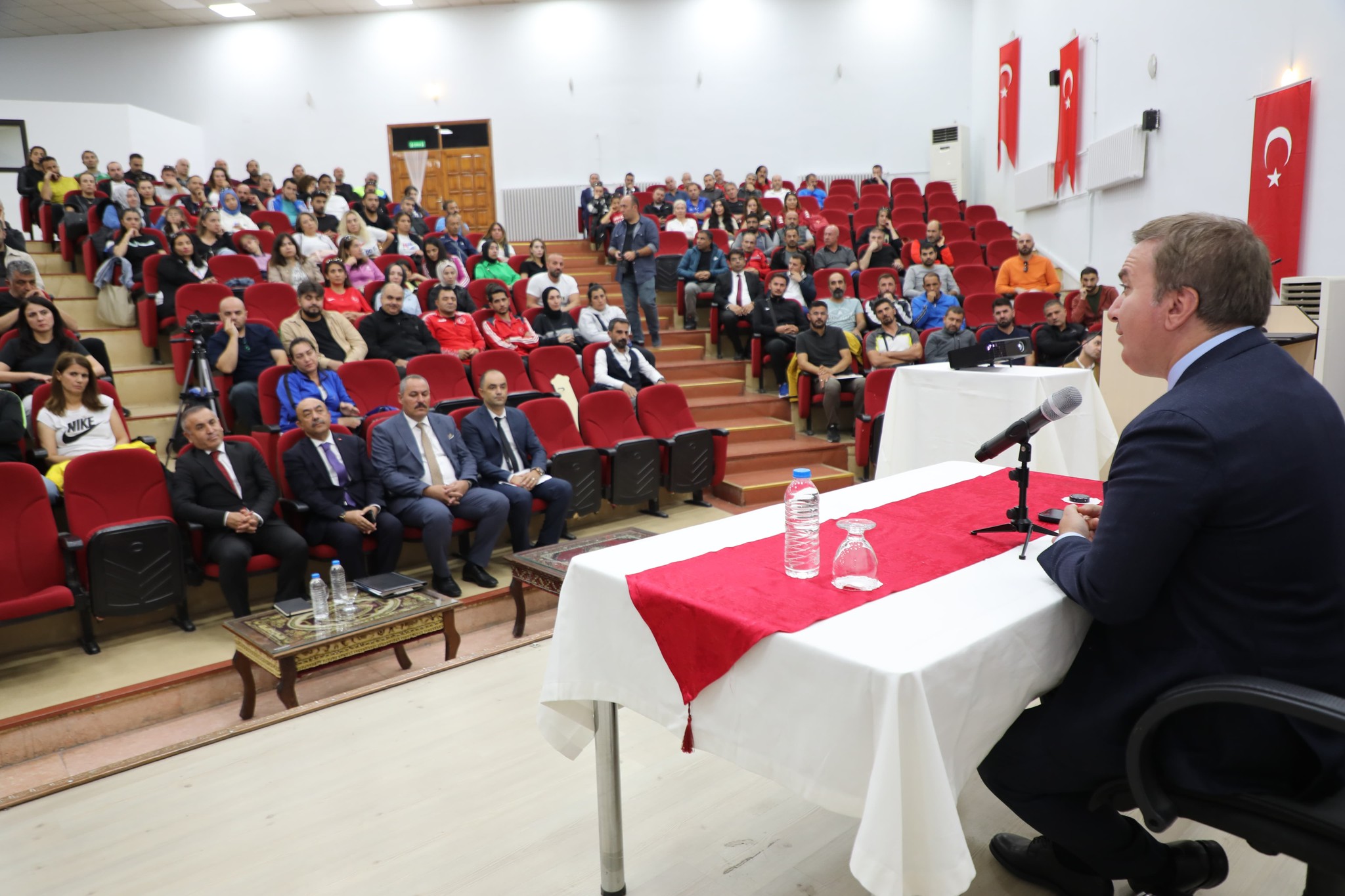 Erzincan Valisi Hamza Aydoğdu Beden Eğitimi öğretmenleri ve spor Antrenörleri
