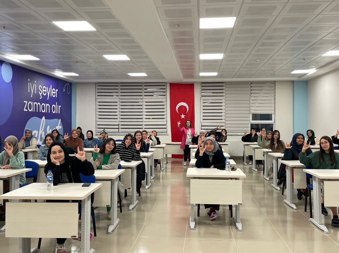 Erzincan Kız Öğrenci Yurdu Edebiyat Atölyesi’nde düzenlenen İşaret Dili Kursu,